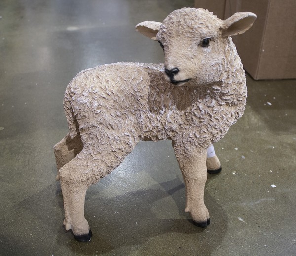 Ягненок стоящий (смотрит назад)