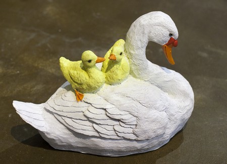Лебедь с двумя птенцами