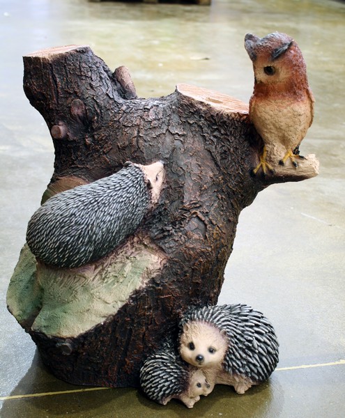 Пень с ежами и совой