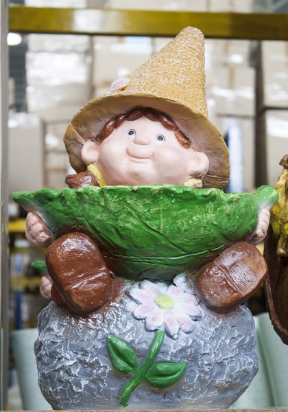 Девочка на камне с листом