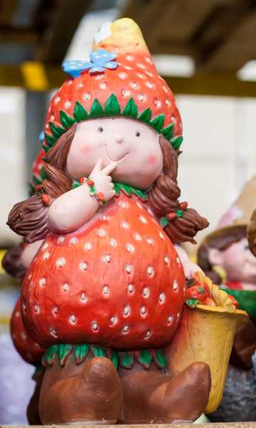 Девочка-клубничка №3 с корзинкой