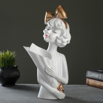 Ваза "Девушка с букетом" белая с золотом