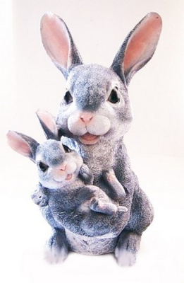 Зайчиха с зайчонком сидящая