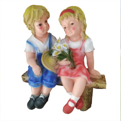 Девочка с мальчиком на лавке