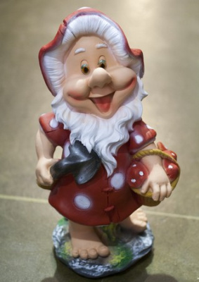 Гном с грибами и лопатой (малый) 