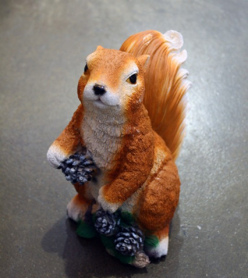 Белка стоящая с шишками