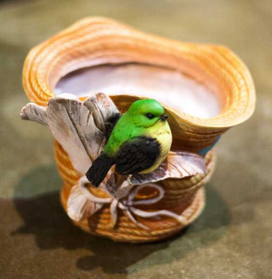 Кашпо "Птичка на шляпе с пером"