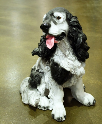 Собака Спаниель сидящий