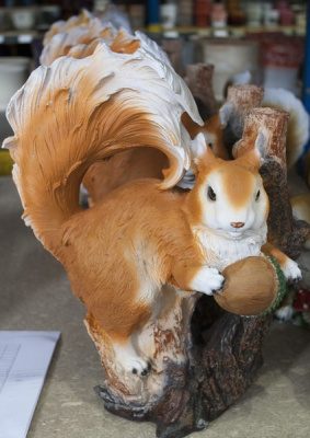 Белка на ветке с орешком 35см