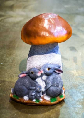 Гриб белый с зайцами