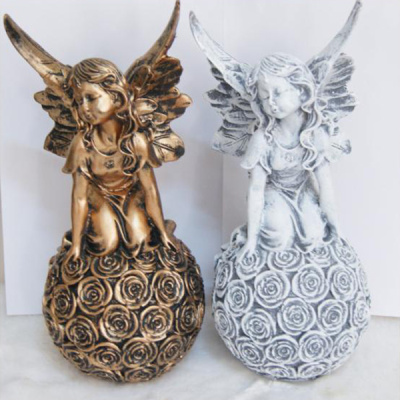 Фея на шаре с цветами