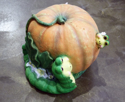 Тыква  с гусеницей и листом