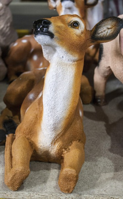 Олененок лежащий 