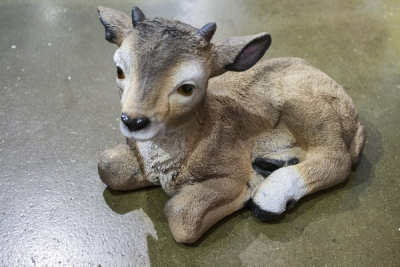 Козленок лежащий