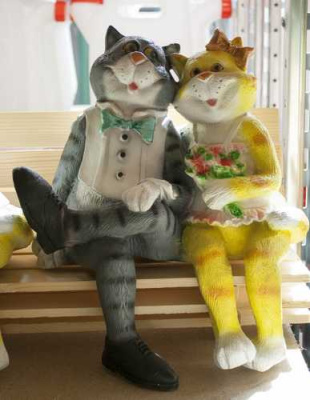 Коты на лавке