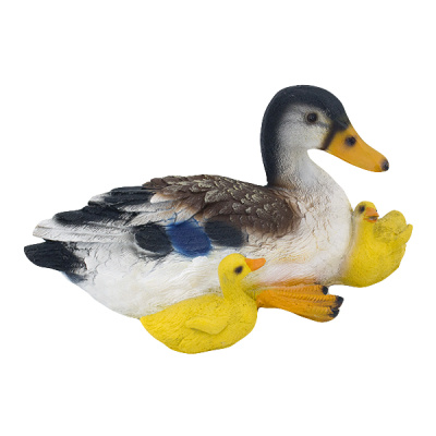 Утка дикая с утятами лежащая