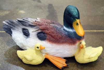 Утка/Селезень с утятами стоящая